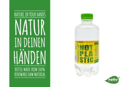 Die Flasche des NOT PLASTIC WATER von Wildalp mit dem Spruch "Natur in deinen Händen"